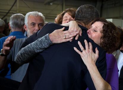 3 de abril 2013. O Presidente dos EUA abraça a Sue y Jane Connors, após seu discurso na Academia de Polícia de Denver, Colorado. As mulheres perderam a irmã no tiroteio da Escola Primária Sandy Hook em Newtown, Connecticut.