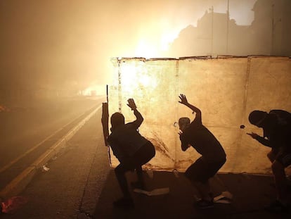 Manifestantes protestam segunda-feira em Santiago contra o Governo de Sebastián Piñera.