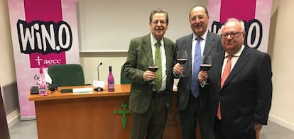 Javier Arroyo, presidente de la junta provincial de la AECC en Valladolid; Carlos Moro, presidente de Sin Alcohol y Matarromera, y José Luis Pérez, presidente del comité de auditoría de la AECC, en la presentación de la iniciativa Vinos Contra el Cáncer en la sede de la AECC en Madrid.