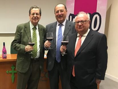 Javier Arroyo, presidente de la junta provincial de la AECC en Valladolid; Carlos Moro, presidente de Sin Alcohol y Matarromera, y José Luis Pérez, presidente del comité de auditoría de la AECC, en la presentación de la iniciativa Vinos Contra el Cáncer en la sede de la AECC en Madrid.