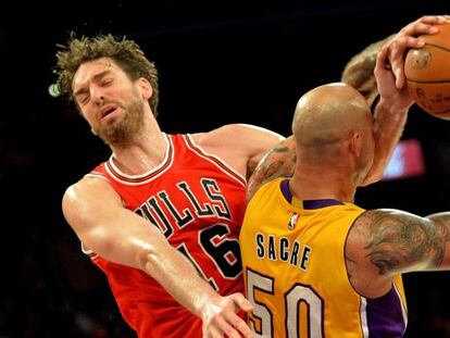 Pau Gasol es rechazado al intentar bloquear a Robert Sacre, de los Lakers.