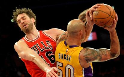 Pau Gasol es rechazado al intentar bloquear a Robert Sacre, de los Lakers.