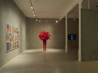Una de les sales de l'exposició amb l'escultura vermella de Daniel Firman.