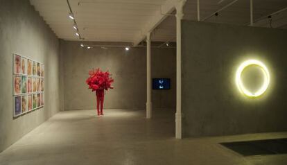 Una de las salas de la exposici&oacute;n con la escultura roja de Daniel Firman.