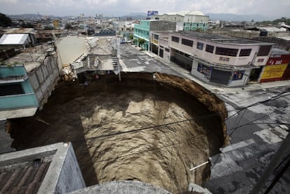 Vista del socavón de Guatemala, desde el mismo borde de abismo.