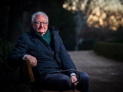 El profesor jubilado de la Universidad del País Vasco Luis Lizasoain posa en el parque del Retiro de Madrid.