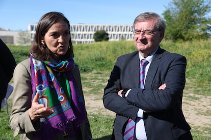 Visita del Secretario de Estado de Memoria Democrática, Fernando Martínez, y de la portavoz del PSOE en el Ayuntamiento de Madrid, Reyes Maroto, en la parcela donde se proyecta el cantón de Montecarmelo.