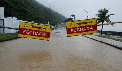 De acordo com dados do Alerta Rio, o sistema de monitoramento meteorológico da prefeitura, o volume de chuvas acumulado em apenas quatro horas na noite desta segunda foi até 70% maior do que o esperado para todo o mês de abril em alguns pontos. O município foi colocado em estado de crise e as aulas da rede municipal estão suspensas