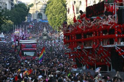 Treinta y una carrozas participaron en la fiesta del Orgullo del 2009. Bajo el lema "Escuela sin armarios" se pidió la normalización de la homosexualidad en los colegios cientos de miles de personas participaron en la fiesta reivindicativa que recorrieron la calle de Alcalá y la Gran Vía de Madrid.