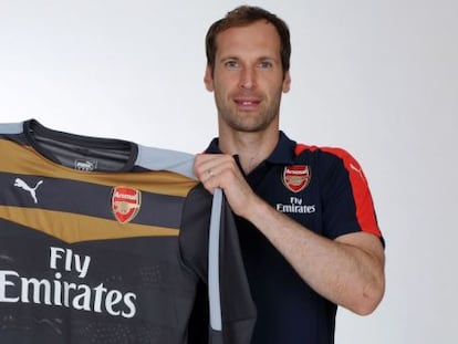Cech posa con la camiseta del Arsenal