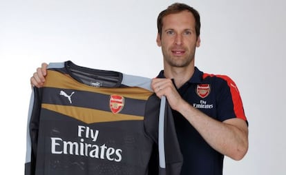 Cech posa con la camiseta del Arsenal