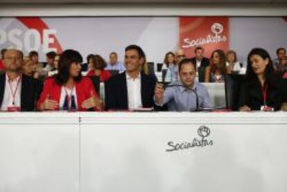 El secretario general del PSOE, Pedro S&aacute;nchez (c), junto al secretario de Organizaci&oacute;n y Acci&oacute;n Electoral del partido, C&eacute;sar Luena (2d); la presidenta, Micaela Navarro (2i); el secretario de Pol&iacute;tica Federal, Antonio Pradas (i), y la secretaria de Igualdad, Carmen Mont&oacute;n (d), durante la reuni&oacute;n del Comit&eacute; Federal del PSOE, el primero de su mandato, que aprobar&aacute; el calendario de elecciones primarias del partido.