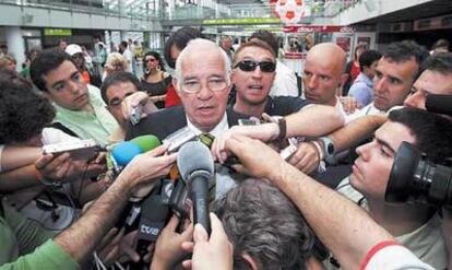 El seleccionador español, Luis Aragonés, rodeado de periodistas en el aeropuerto de Dortmund.