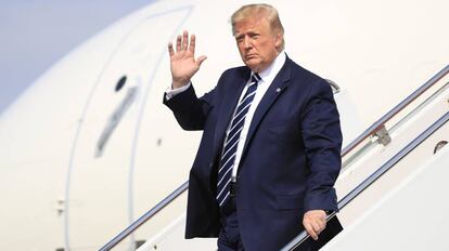 El presidente de Estados Unidos, Donald Trump, saluda desde el Air Force One a su llegada a New Jersey.