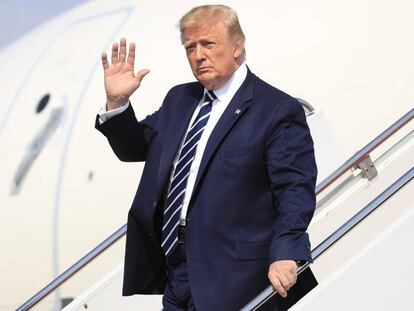 El presidente de Estados Unidos, Donald Trump, saluda desde el Air Force One a su llegada a New Jersey.