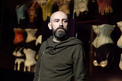 Eloy Fernández Porta, escriptor i Doctor en Humanitats, a la secció "el cos vestit" del Disseny Hub de Barcelona