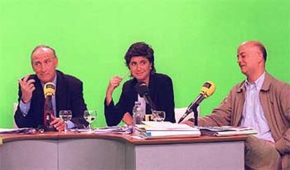 Román Sudupe (PNV-EA), María San Gil (PP) y Odón Elorza (PSE), durante el debate organizado ayer por la Cadena SER en San Sebastián.