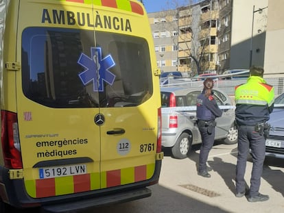 Los servicios de emergencias y los Mossos d'Esquadra, en una imagen de archivo.