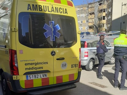 Los servicios de emergencias y los Mossos d'Esquadra, en la zona donde se ha producido el asesinato en Badia del Vallès; en una imagen compartida por la policía local.
