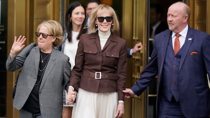 E. Jean Carroll, en el centro, abandona un tribunal federal de Nueva York en mayo de 2023. 