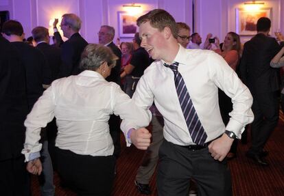 Los unionistas celebran el no en la sede de campaña 'Better Together' (mejor juntos) en Glasgow.