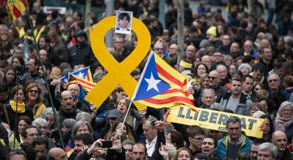 Manifestació a Barcelona contra la detenció de Puigdemont.