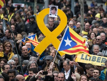 Manifestació a Barcelona contra la detenció de Puigdemont.
