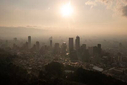 El cielo de Bogotá lleno de humo por los incendios forestales, este 26 de enero.