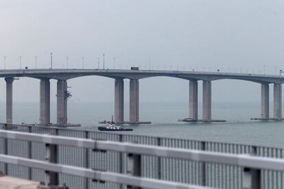 Vista de un autobús circulando por el Puente Hong Kong-Macao-Zhuhai, en Hong Kong (China), el 24 de octubre de 2018.