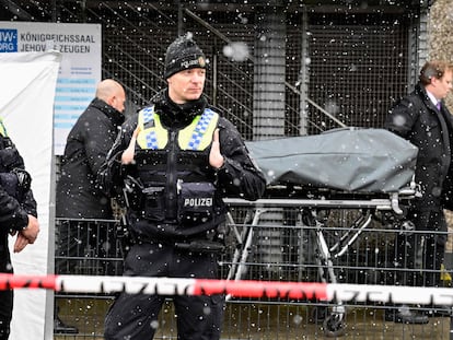 Un agente de policía custodia la zona mientras el cuerpo de una de las víctimas del tiroteo de Hamburgo es trasladado el viernes.