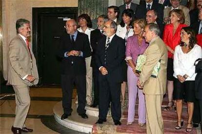 El presidente del Congreso, Manuel Marín, se dispone a posar con los miembros de la ponencia mixta que estudiará la reforma del Estatuto andaluz.