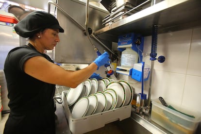 Verónica Urdaneta es venezolana trabaja en la cocina de la Taberna Andaluza. Lleva en España desde 2018. Tiene un sueldo de 1300 euros mensuales.