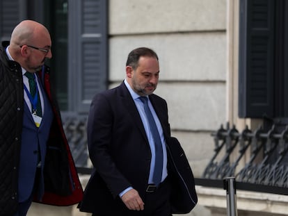 El diputado y exministro José Luis Ábalos, y su exasesor, Koldo García Izaguirre, en la entrada del Congreso.