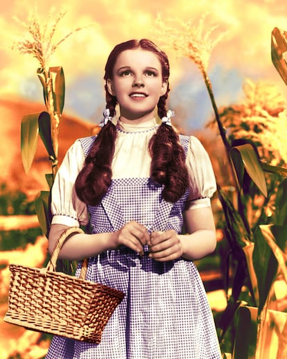 El vestido con el que Dorothy, la protagonista de ‘El Mago de Oz’ (1939), canta ‘Over the Rainbow’, la canción más versionada de la historia, fue subastado en mayo 2022 por 910.000 euros. La historia de la prenda que lucía el personaje interpretado por Judy Garland es de lo más particular. Tras más de 40 años desaparecido, el traje fue encontrado de forma casual mientras un profesor de una Universidad de Washington limpiaba su despacho. El vestido azul estampado dio la vuelta al mundo y volvió a demostrar que todo aquello relacionado con las viejas estrellas de Hollywood llama la atención del público. El dinero recaudado en la subasta fue directo al departamento de Teatro de la Universidad Católica de Washington, donde apareció el vestido. Un lugar donde se formaron los actores Susan Sarandon o Jon Voight.