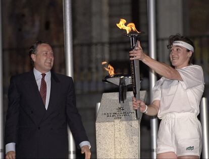 Blanca Fernández Ochoa, medalla olímpica en Albertville, enciende el pebetero situado en la plaza Mayor, en presencia del alcalde de Madrid, José María Álvarez del Manzano, el 8 de julio de 1992.