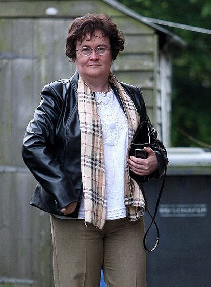 Susan Boyle, la participante del concurso británico <i>Britain?s got talent</i> que se ha convertido en un fenómeno en Internet ha decidido renovar su imagen. Atrás han quedado las canas, las cejas pobladas y el pinado descuidado. Además la británica ha decidido actualizar su vestuario y se deja ver en público con una imagen más cuidada. Sin embargo no todo el mundo parece eastar satisfecho con el cambio de Boyle, según publica <i>The Sun</i> la cadena que emite el concurso, ITV, ha exigido a Boyle que no modifique demasiado su aspecto. «No sería correcto hacer ahora de Susan un completo glamour. La gente se ha enomorado de la Susan real. No queremos que cambie lo que enamoró a la gente»