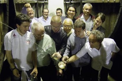 Primera fila de izquierda a derecha, Juan Mari Arzak (con gafas), Heston Blumenthal, Yukio Hattori, Martín Berasategui y Ferran Adriá; en la segunda (primero por la derecha), el danés René Redzepi, designado como primer chef del mundo. A la izquierda, Karlos Arguiñano. La imagen se tomó en la sidrería Zapiain.