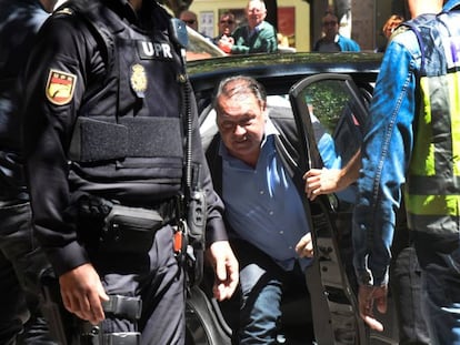 Agustín Lasaosa sale de un coche tras ser detenido por la Policía Nacional.