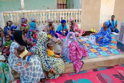 Un grupo de mujeres con sus bebés participa en una sesión de aprendizaje sobre nutrición. En estos cursos se aprende a detectar los signos de la desnutrición en niños, se desmontan creencias sobre la alimentación que ponen en riesgo la salud y se muestra cómo diversificar la dieta en un proyecto de ACF con UNICEF y ECHO.