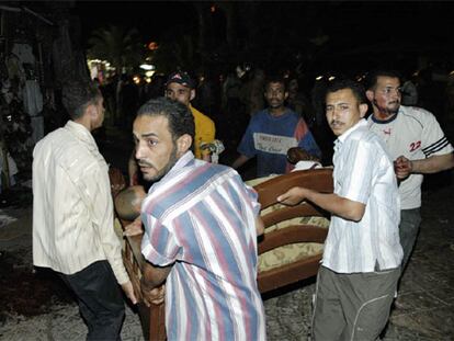 En la imagen, un grupo de personas socorre a uno de los heridos en los atentados de Dahab.