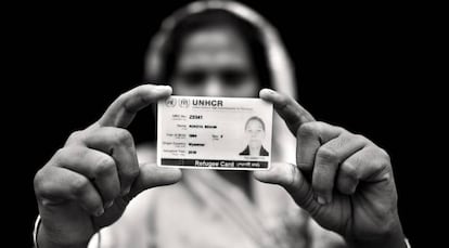 Refugiada rohingya mostra seu documento de identidade em Bangladesh.