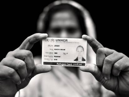 Refugiada rohingya mostra seu documento de identidade em Bangladesh.