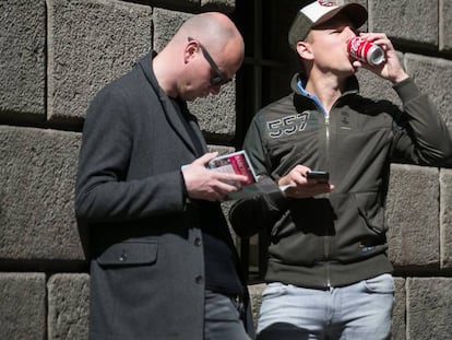 Una persona se toma un refresco en el centro de Barcelona.