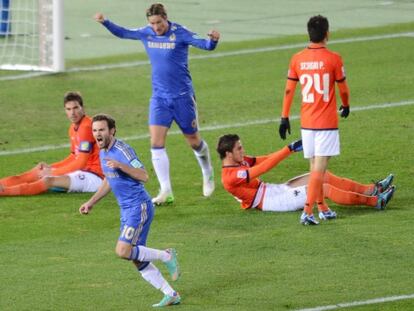 Mata celebra su primer gol con Torres al fondo.