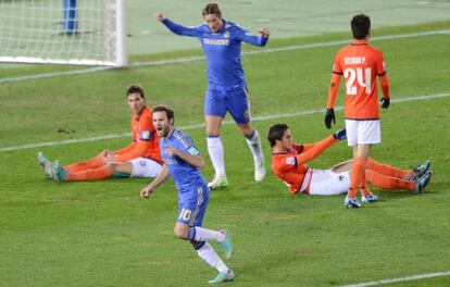 Mata celebra su primer gol con Torres al fondo.