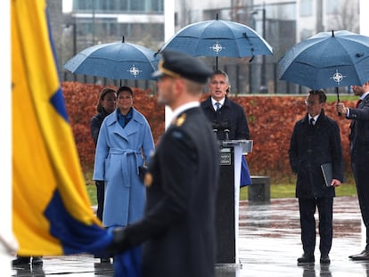 La princesa Victoria de Suecia; el secretario general de la OTAN, Jens Stoltenberg (en el centro), y el primer ministro sueco, Ulf Kristersson, en la ceremonia de izado de la bandera sueca en la OTAN, este lunes en Bruselas.