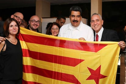 Venezuela's President Nicolas Maduro with the Catalan “estelada” independence flag.