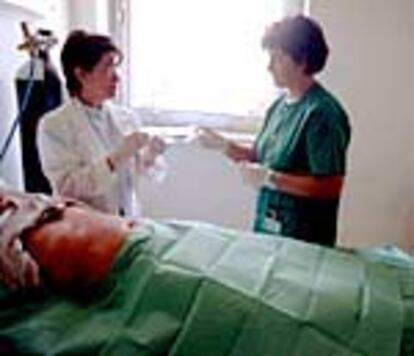 Un enfermo es tratado en la unidad del dolor del hospital Doce de Octubre de Madrid.