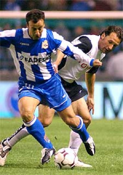 Fran regatea a Rufete el sábado en el partido Deportivo-Valencia.