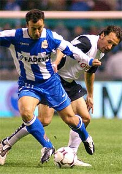 Fran regatea a Rufete el sábado en el partido Deportivo-Valencia.